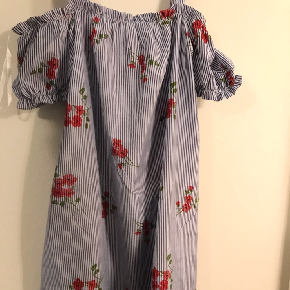 Knee leng loose dress.